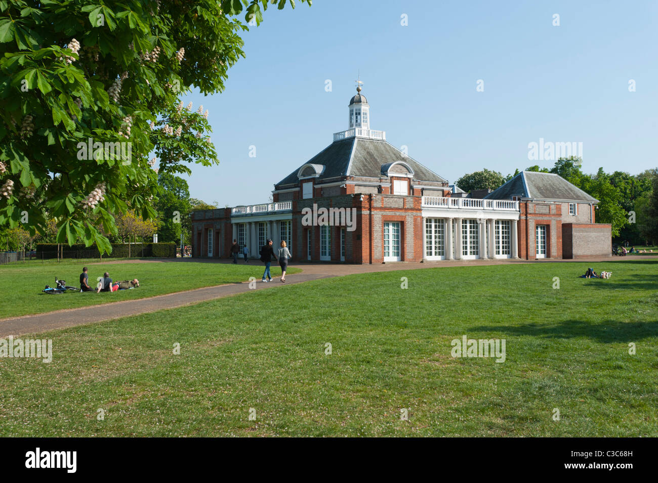 Der Serpentine Art Gallery in Kensington Gardens, London, England, UK. Stockfoto