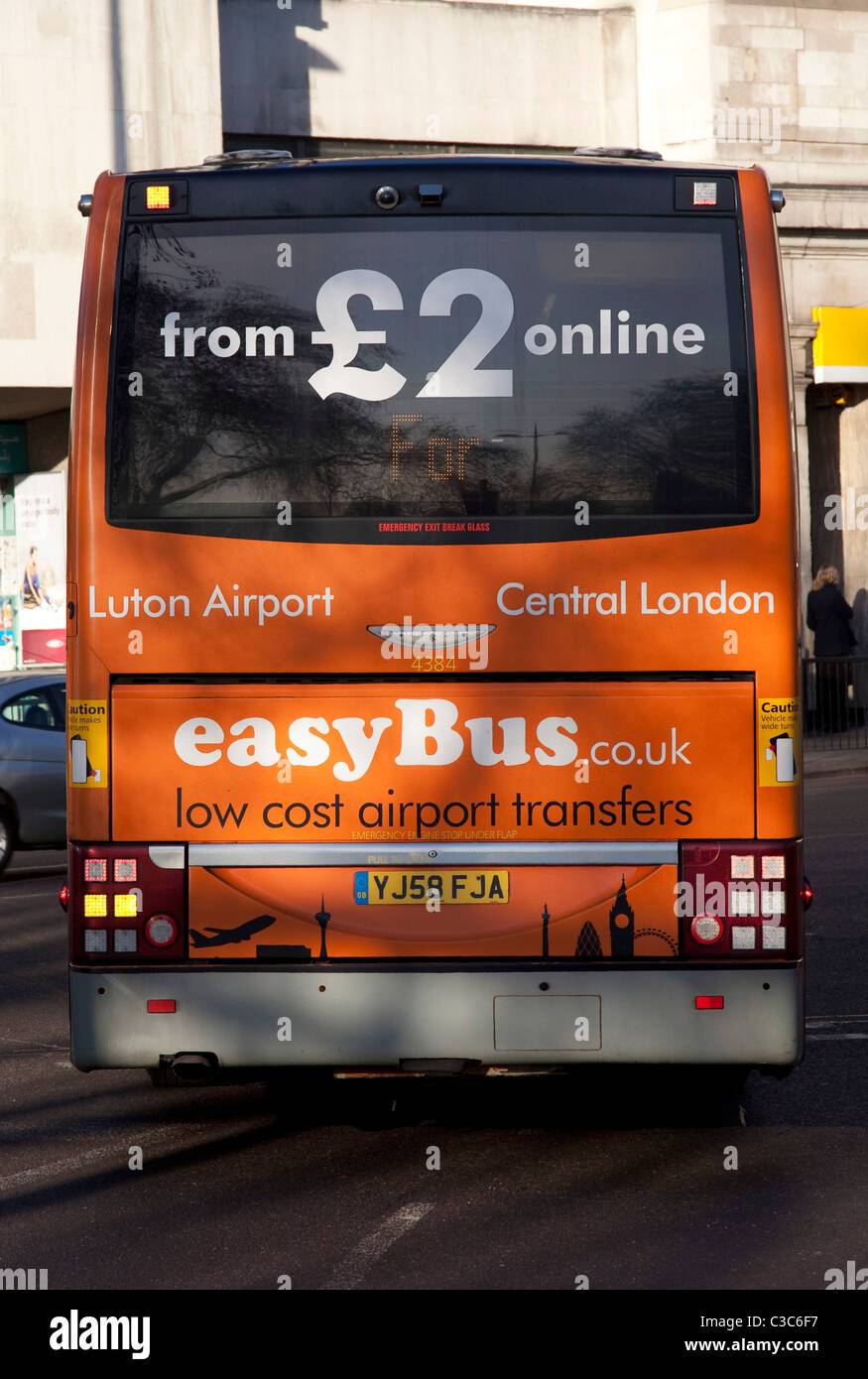 Weiter hinten ein Easyjet Easybus-Bus, für billige Übertragung auf Flüge für die low-cost Fluggesellschaft verwendet. Stockfoto