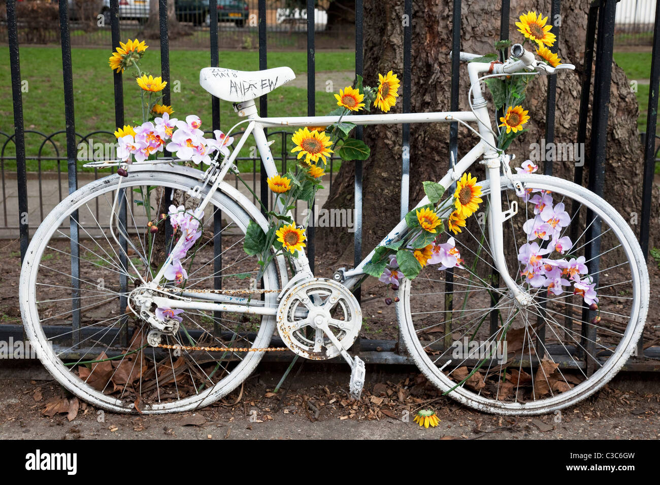 Ghost Bikes mit frischen Blumen in East London. Ein Ghost Bikes oder  Ghostcycle ist ein Fahrrad als am Straßenrand Gedenkstätte eingerichtet  Stockfotografie - Alamy