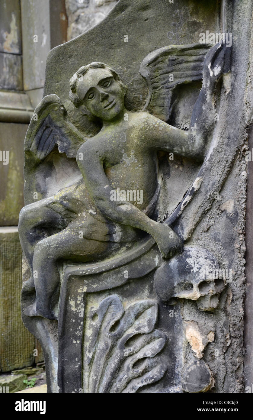Detail von einem Denkmal in Greyfriars Kirkyard in Edinburgh, Schottland, Großbritannien. Stockfoto