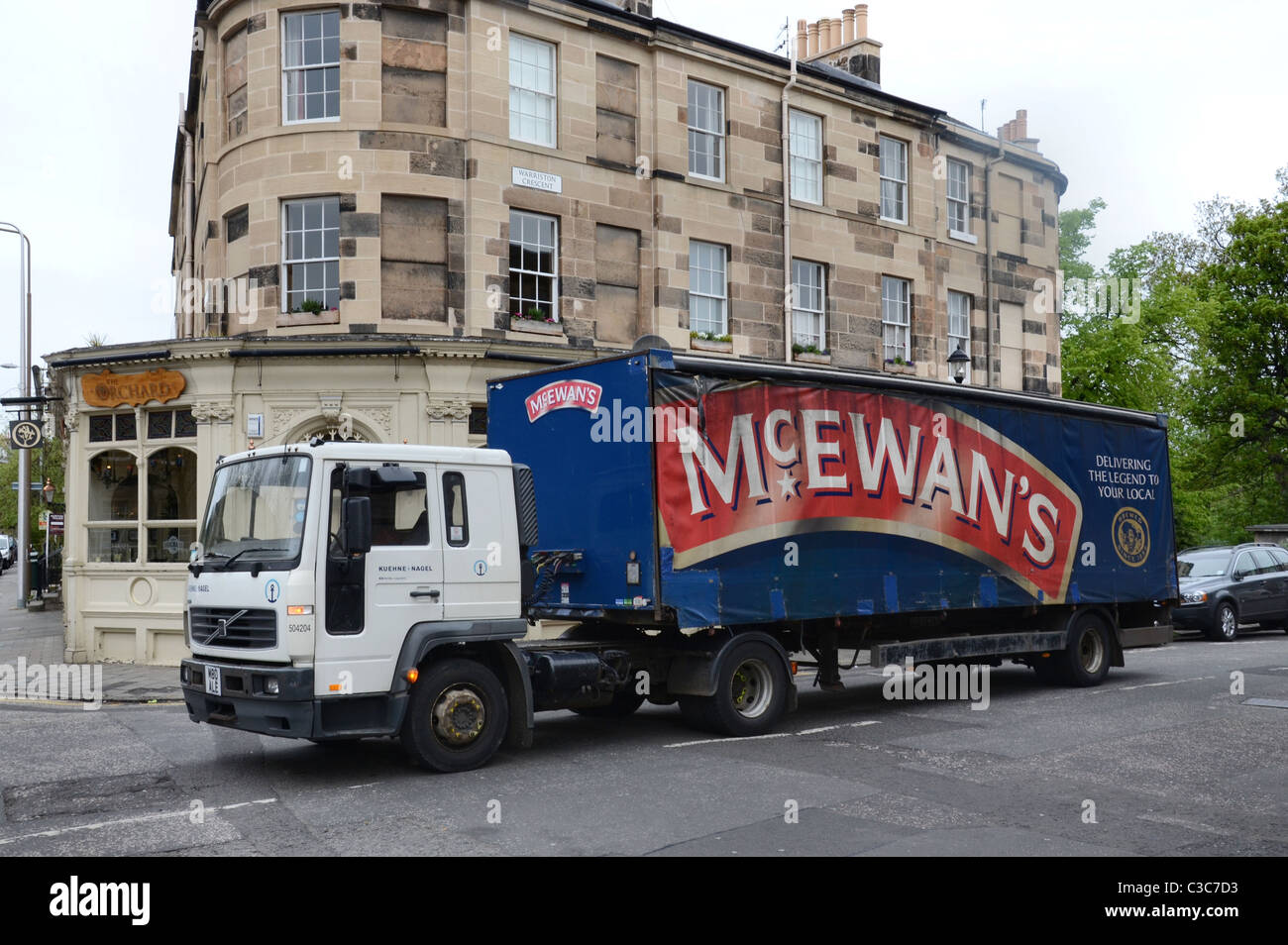 Ein LKW aus schottischen & Newcastle Breweries (jetzt im Besitz von Heineken) liefert Bier in Edinburgh. Die McEwans Marke gehört Brunnen & Youngs. Stockfoto
