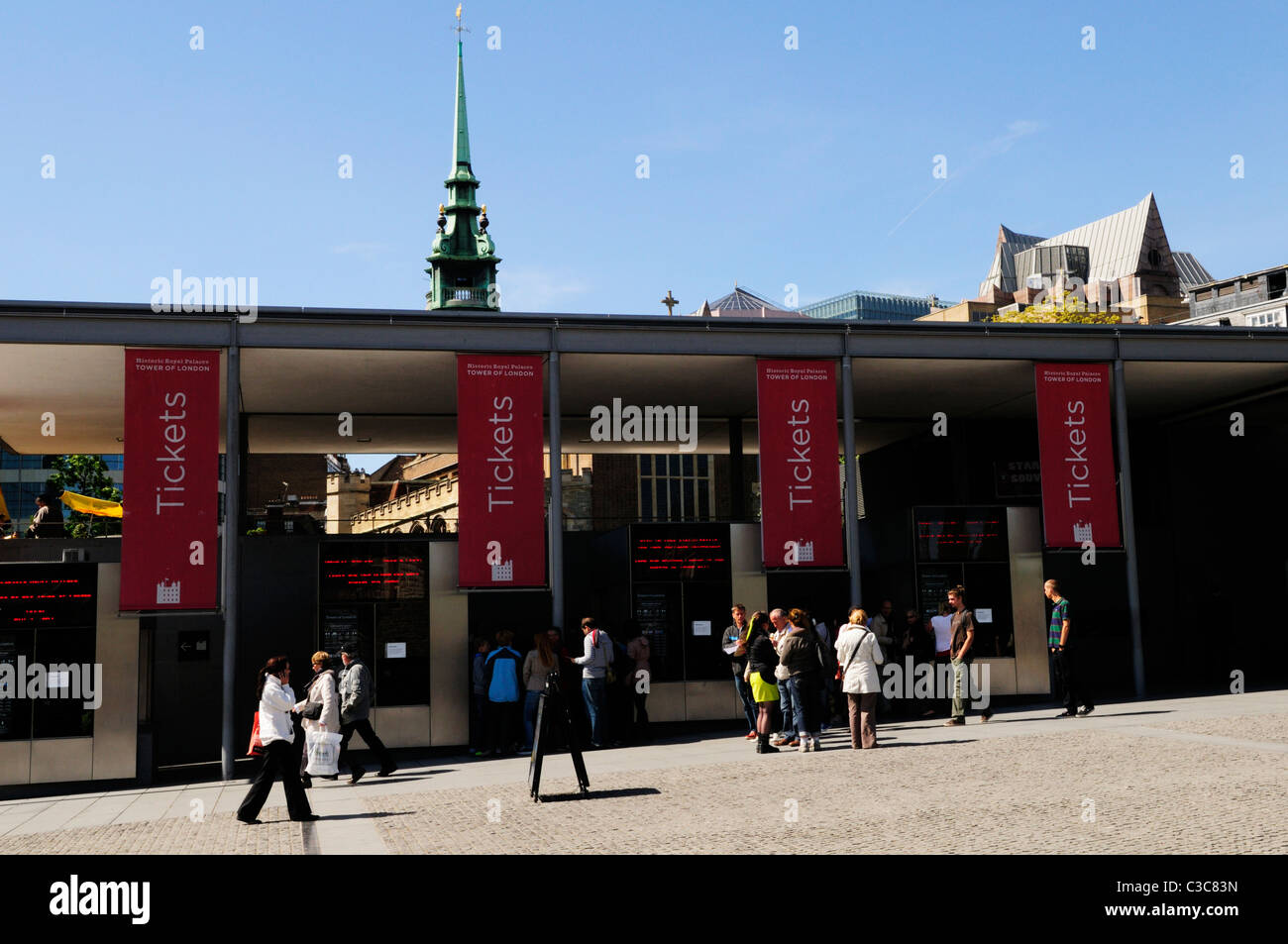 Menschen kaufen Tickets Besuch der Tower of London, Tower Hill, London, England, UK Stockfoto