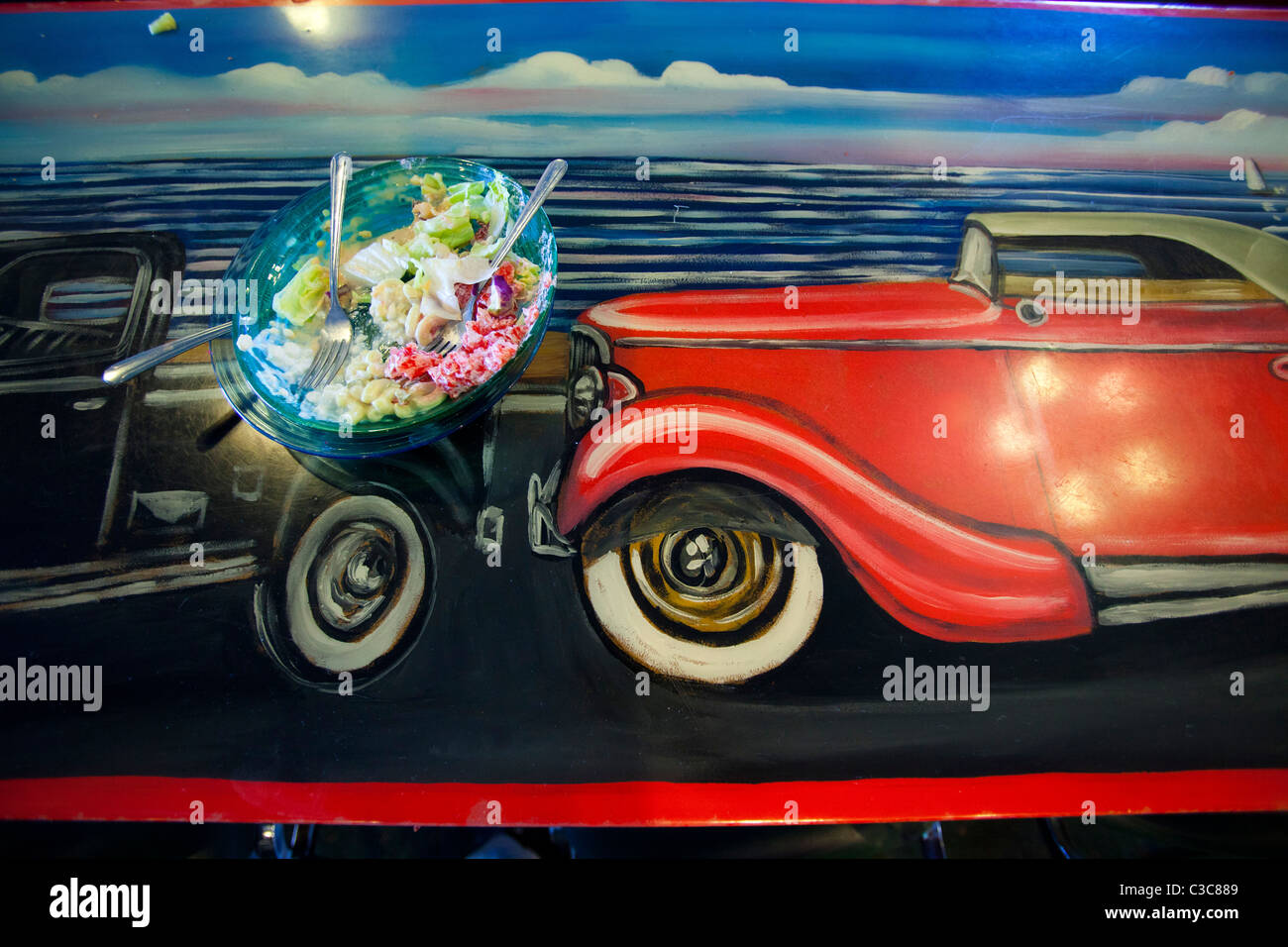 Tabellen, gemalt mit Oldtimern im Palazzo Pizza, Barstow, Kalifornien, Vereinigte Staaten von Amerika Stockfoto