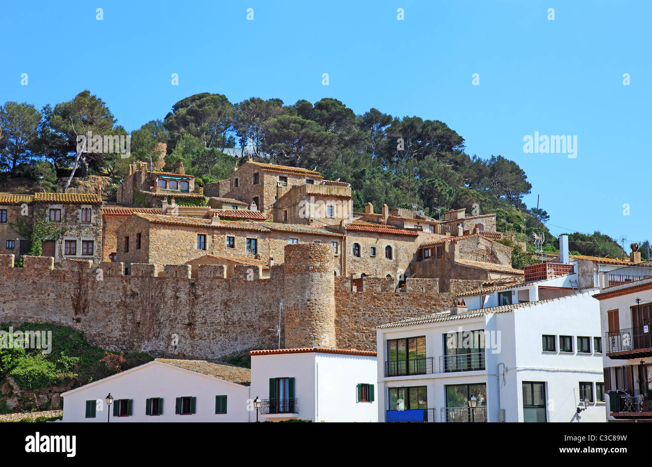 Stadtansicht Blick auf die Altstadt Tossa de Mar, Costa Brava, Spanien. Stockfoto