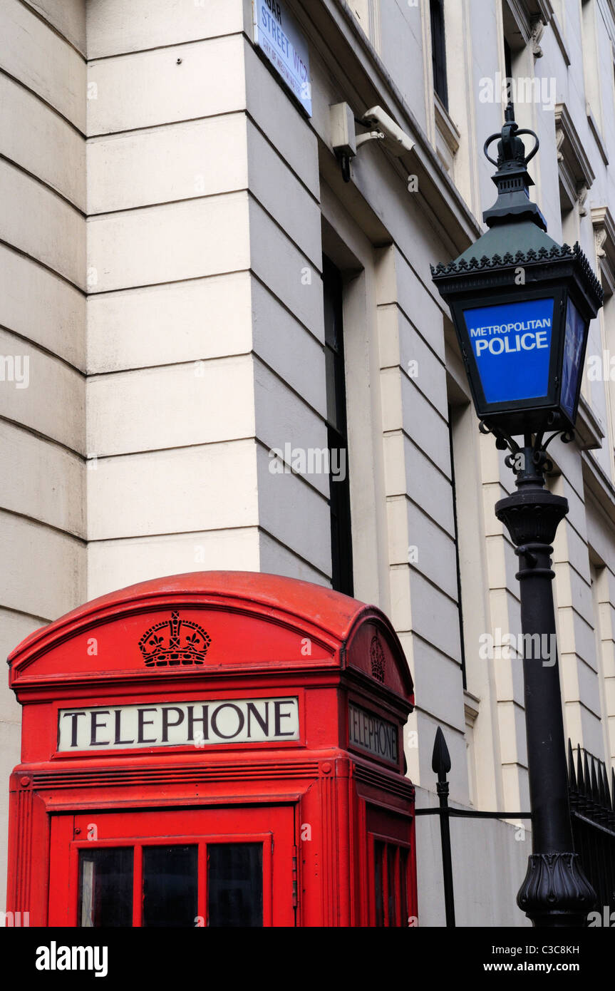 Rote Telefonzelle und Metropolitan Police Lampe, Agar Street, London, England, UK Stockfoto