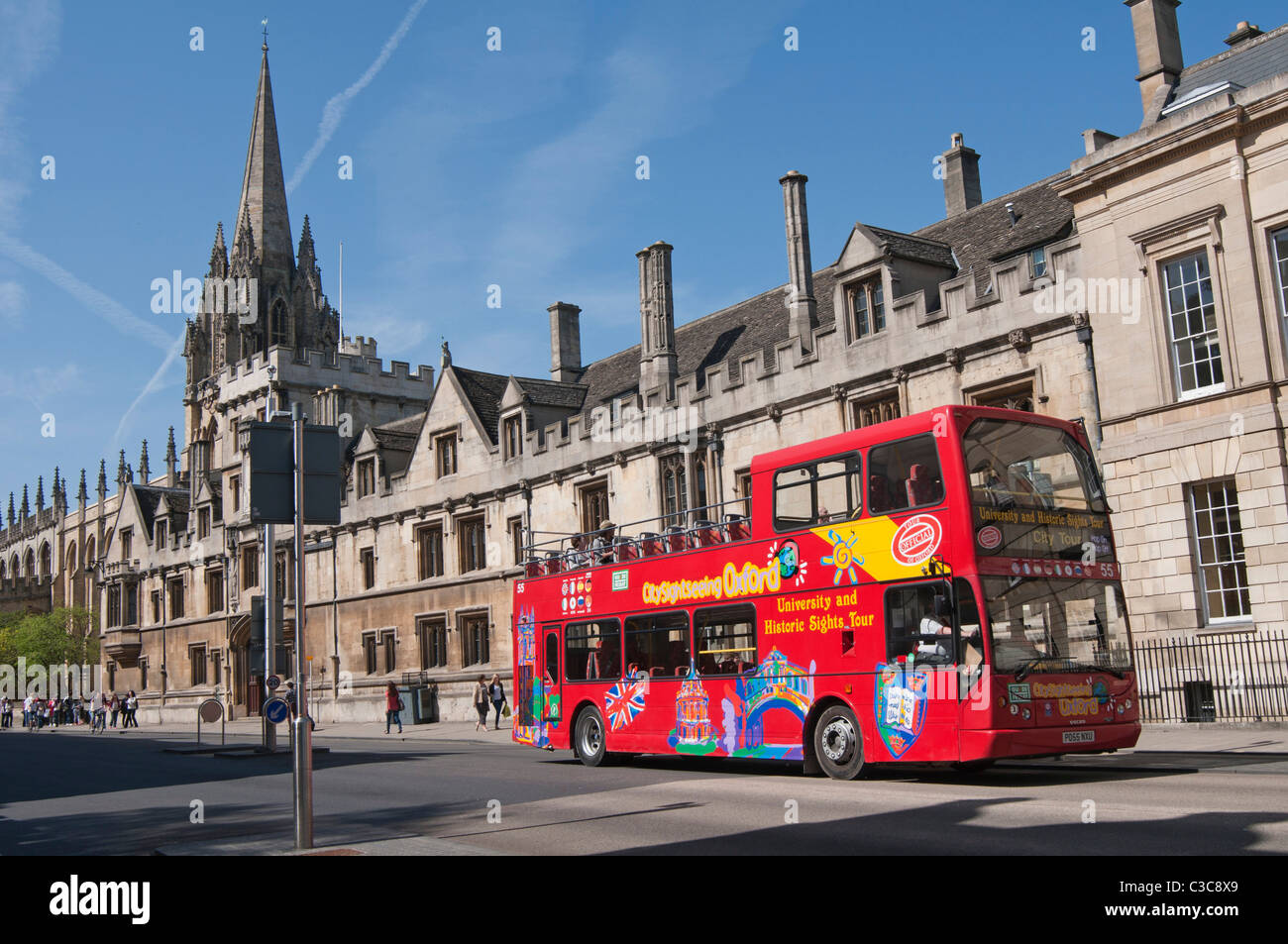 Oxford Open-Top-Tour-Bus fährt entlang der High Street, Oxford, England, UK Stockfoto