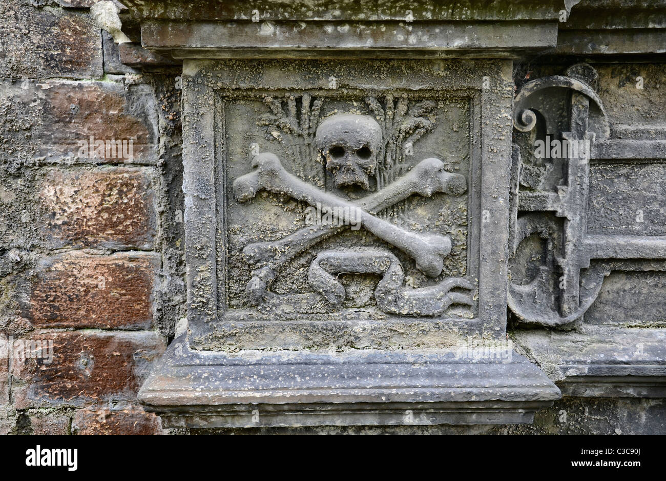Detail von einem Denkmal in Greyfriars Kirkyard in Edinburgh, Schottland, Großbritannien. Stockfoto