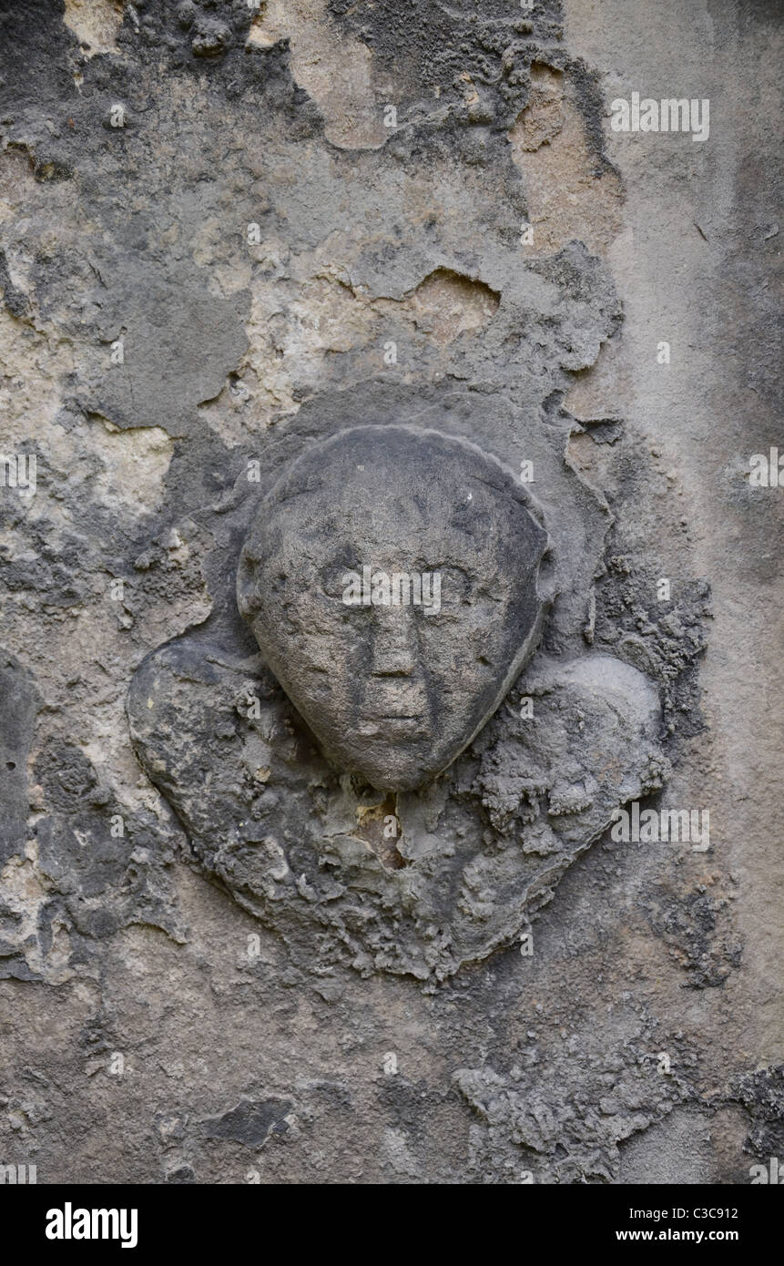 Die abgenutzt und verwitterten Detail aus ein Denkmal in Greyfriars Kirkyard in Edinburgh, Schottland, Großbritannien. Stockfoto