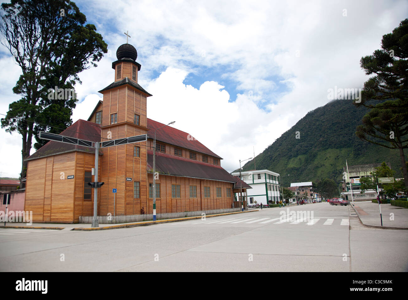 Oxapampa, eine seltene deutsche österreichische Niederlassung im hohen Amazonasgebiet Perus, berühmt für seine traditionelle Tiroler Architektur und Kultur. Stockfoto
