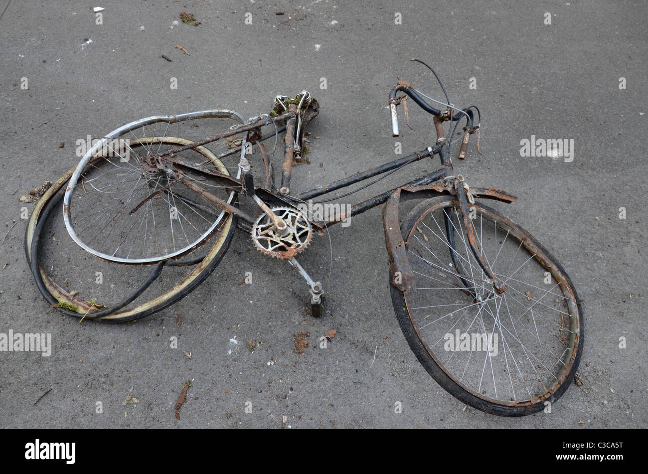 Ein altes rostiges Fahrrad auf der Straße aufgegeben Stockfoto