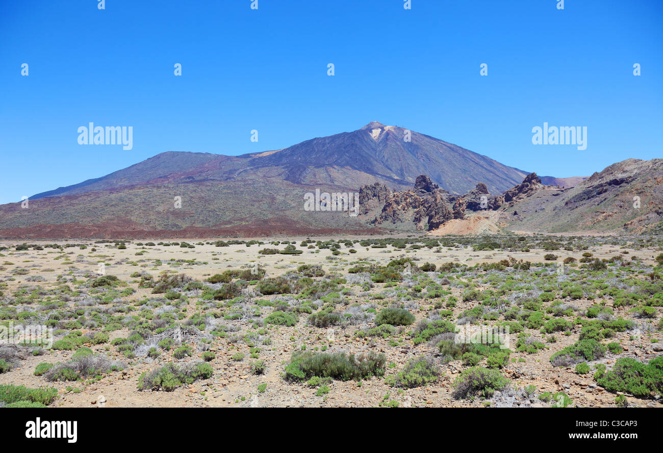 Panoramablick auf vulkanische Wüste in der Nähe von Vulkan El Teide, Teneriffa, Spanien. Stockfoto