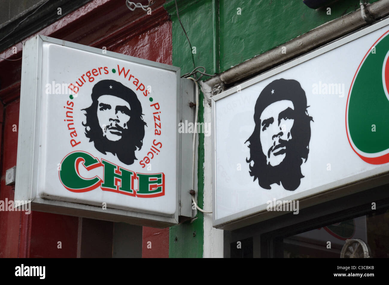 Ein Schild mit der ikonische Bild von Che Guevara außerhalb eines Fast Food-Kette in Edinburgh, Schottland, Großbritannien. Stockfoto
