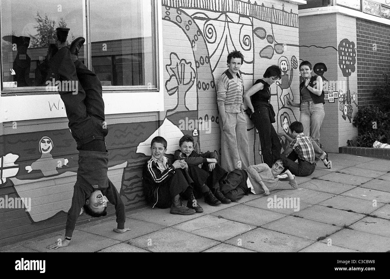 Teenager um Sutton Hill hängend im September 1978 BILD VON DAVID BAGNALL Stockfoto
