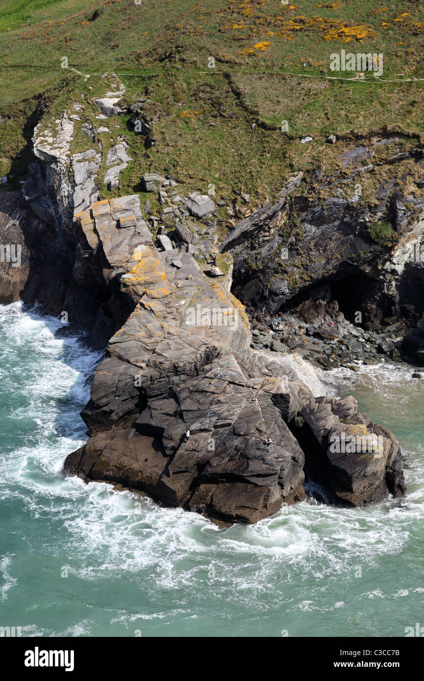 Ein Mann Angeln auf Barras Nase Felswand in Cornwall England UK English Heritage Stockfoto