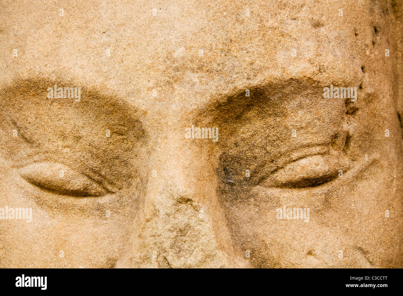 Augen auf Sandstein, Angkor Ära, Buddha-Statue im Nationalmuseum in Phnom Penh, Kambodscha Stockfoto