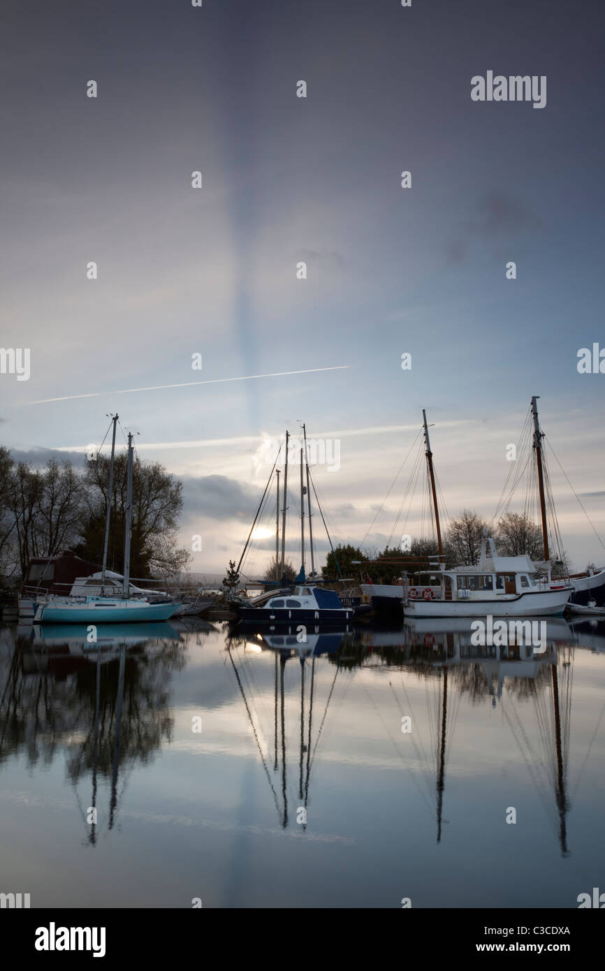 Schatten der Kondensstreifen am Himmel über Exeter Ship Canal Turf Schleuse, Devon Stockfoto