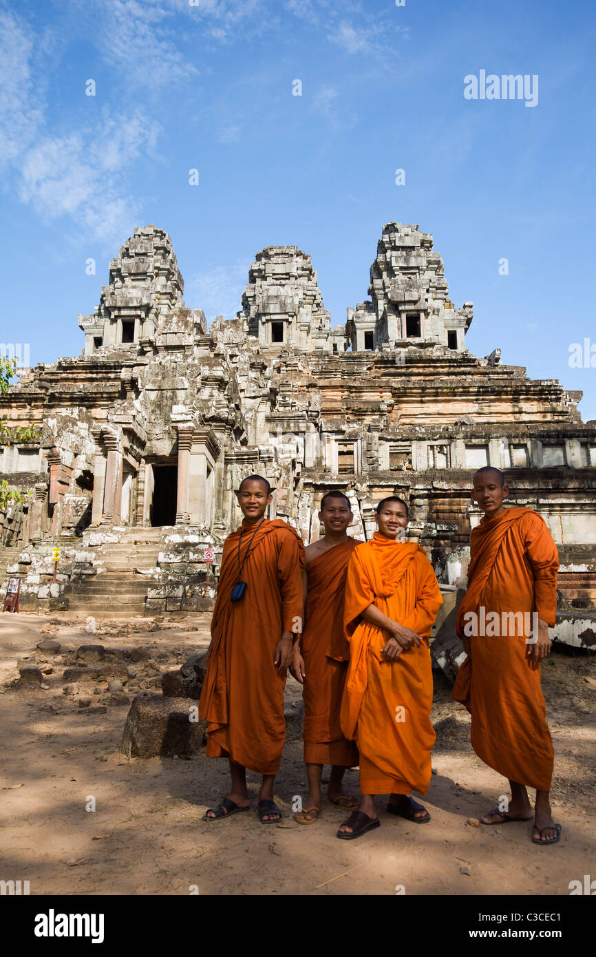 Vier lächelnden Mönche in Safran Roben vor Ta Keo Tempel in Angkor in Kambodscha Stockfoto