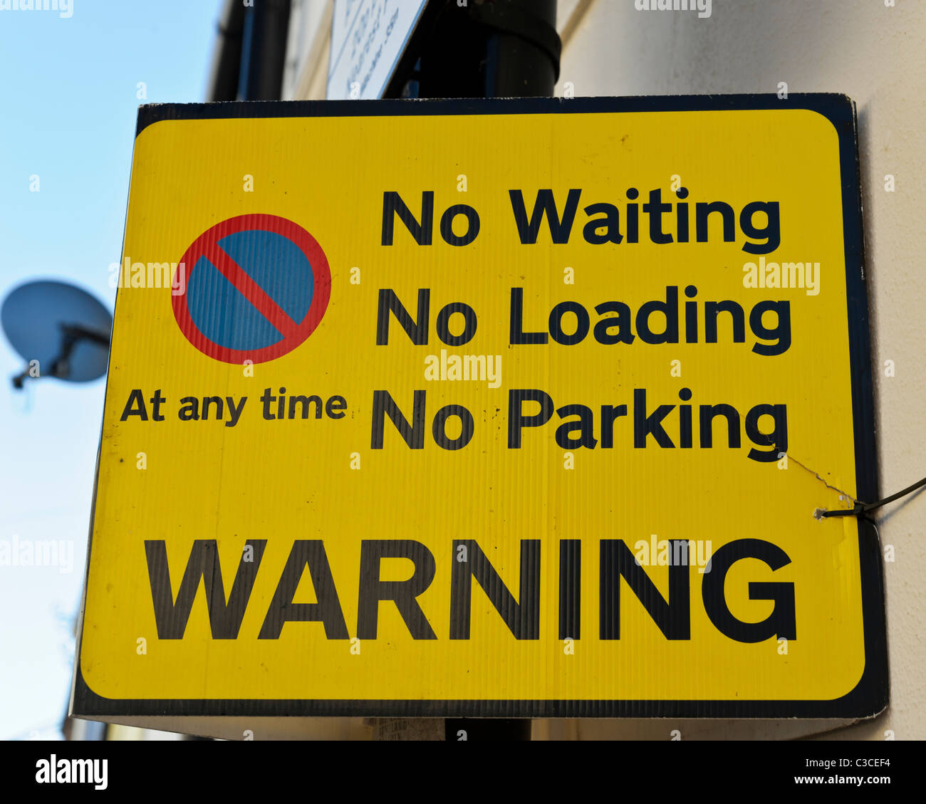 Keine Wartezeiten, kein Laden No Parking Straßenschild Stockfoto