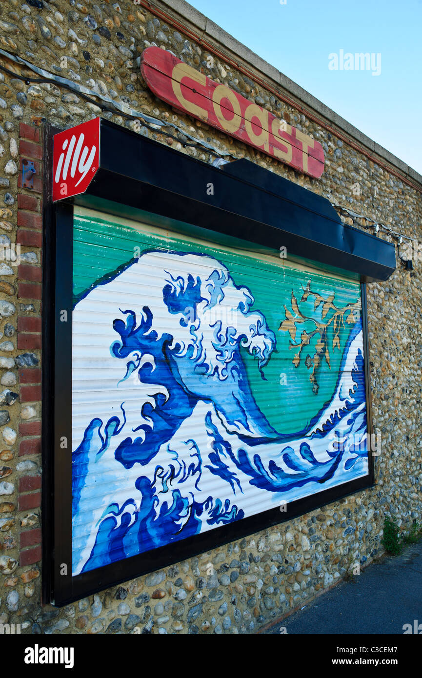 Küste Coffeeshop in Worthing direkt am Meer, mit einem bunten Murial geschlossen auf die Fensterläden gemalt. Stockfoto