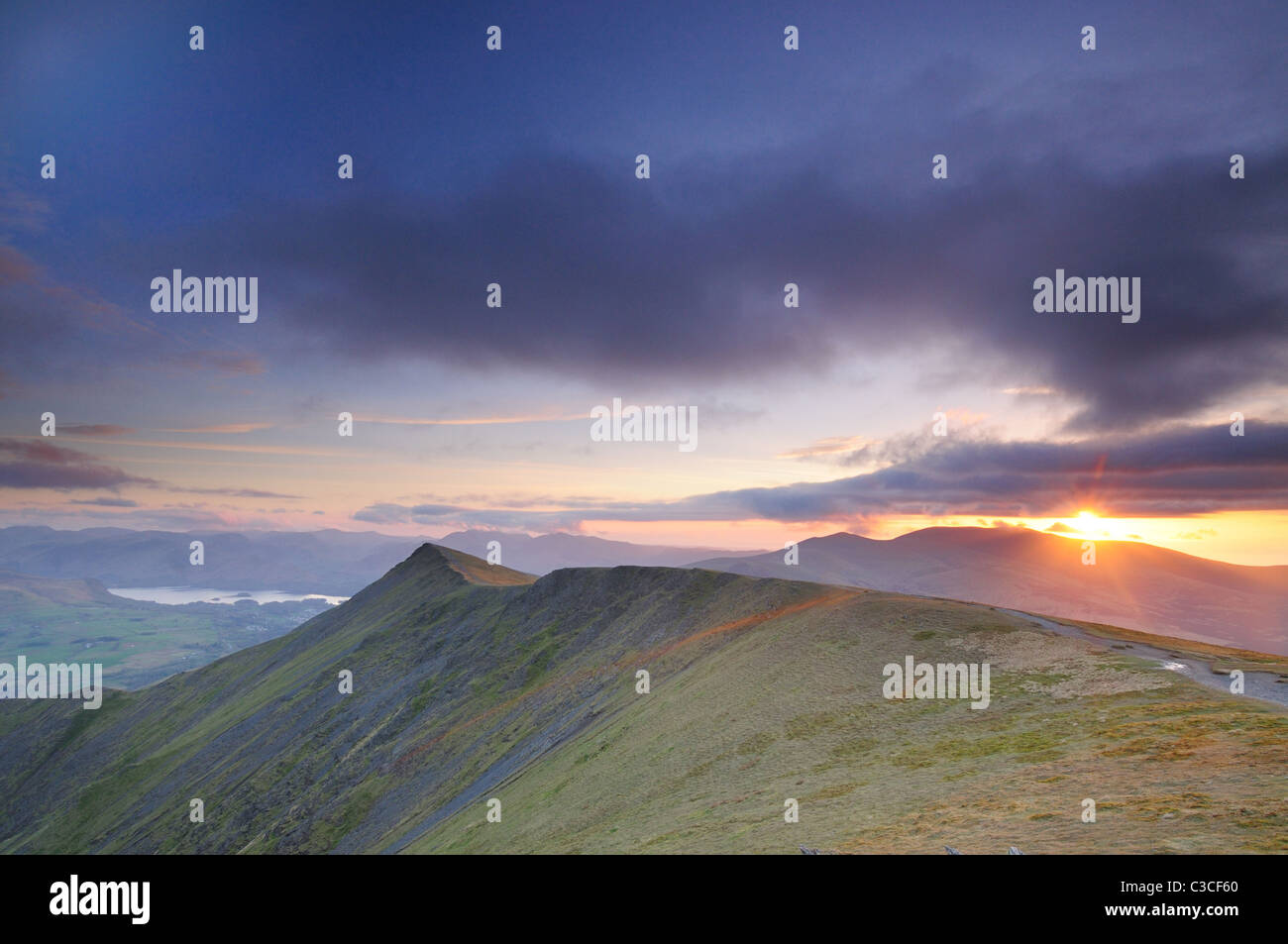Dramatischen Sonnenuntergang auf dem Gipfel des Blencathra im englischen Lake District Stockfoto