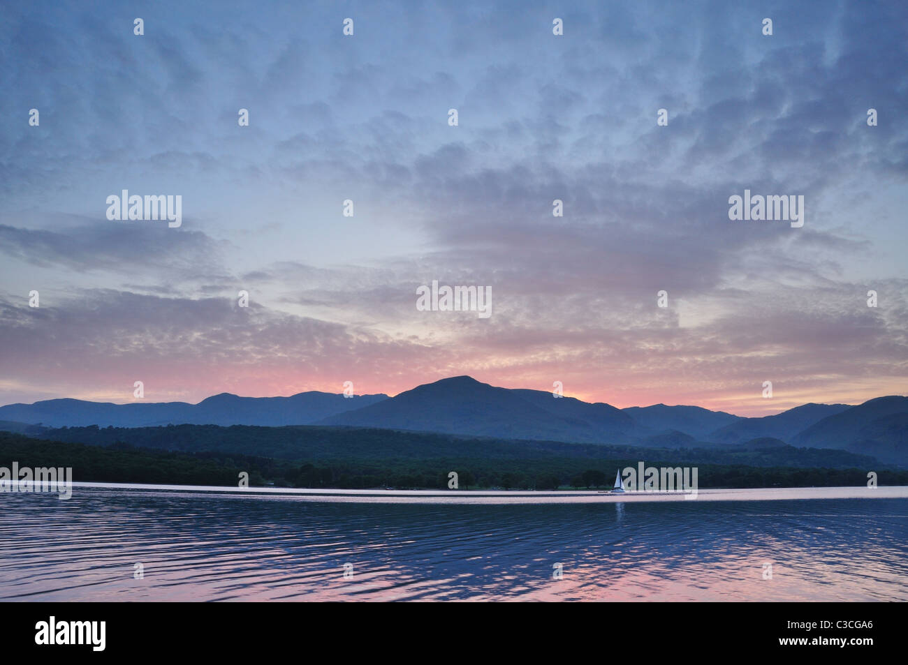 Segelboot auf Coniston Water in der Abenddämmerung im englischen Lake District Stockfoto