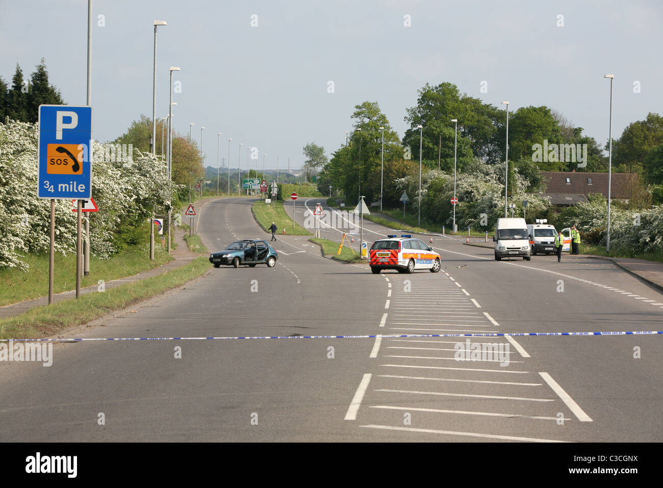 Polizei am Ort eines tödlichen Autounfalls Stockfoto