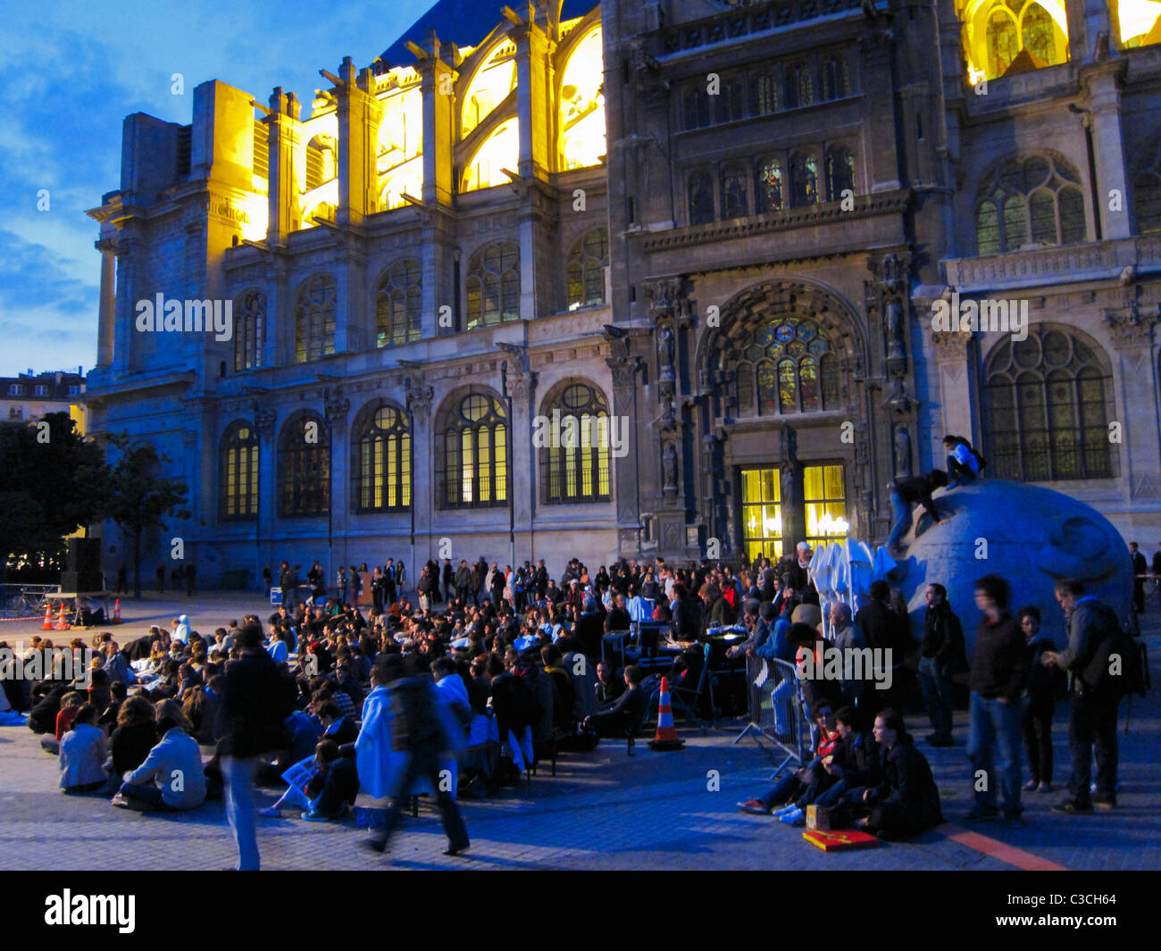 Paris, Frankreich, Publikum im Contemporary Arts Performance, Les Halles Nacht, "Page Blanche" Stockfoto