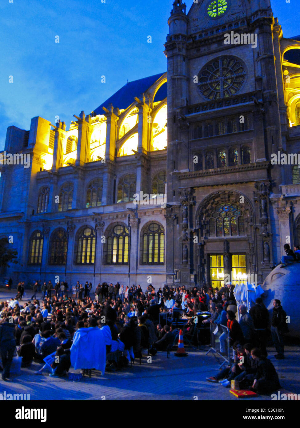 Paris, Frankreich, große Menschenmenge, draußen sitzend, Publikum bei Contemporary Arts Performance, Les Halles, Nacht, 'Page Blanche » Nachbarschaftskirche Stockfoto