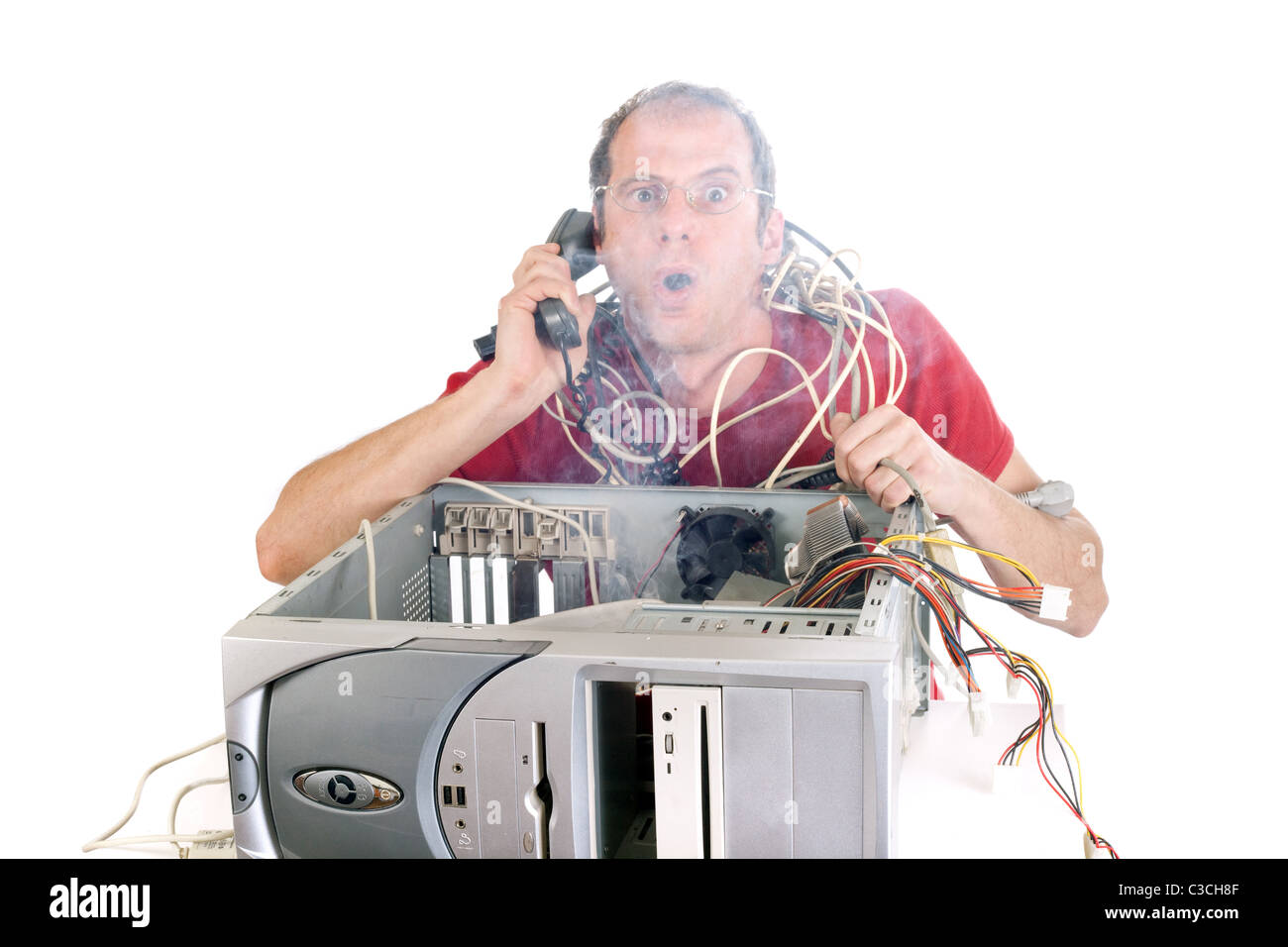 Mann am Telefon zu erreichen versucht Hotline während Rauch kommt von Computer Stockfoto