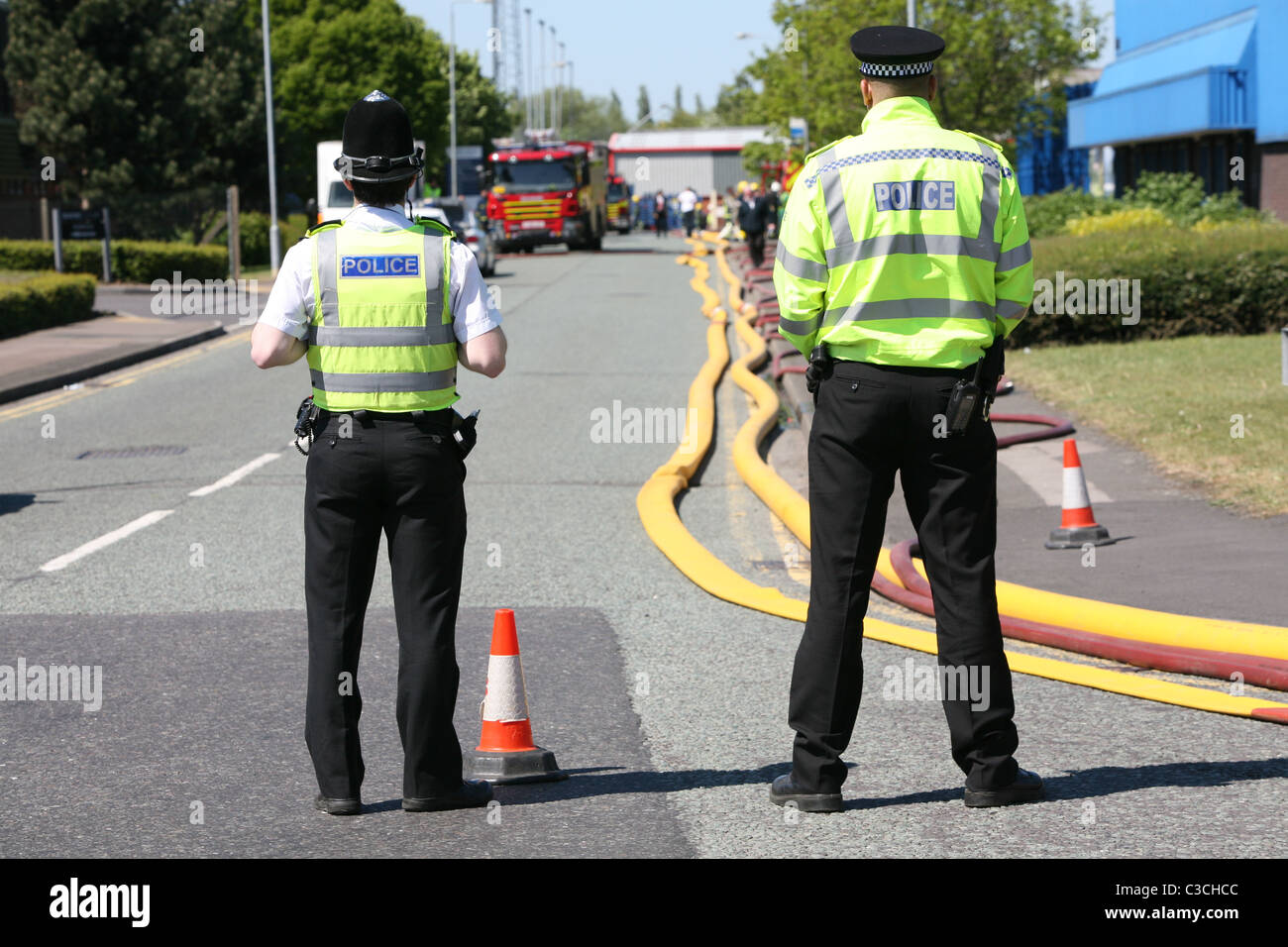 Leicestershire Polizeioffiziere Mann eine Straßensperre an einem großen Feuer Stockfoto