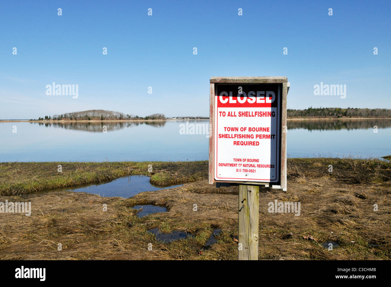 Geschlossen, um alle Wattfischen Schild am Rand der Ozeane an einer Kante des Ozeans bei einem Cape Cod Harbor, USA Stockfoto