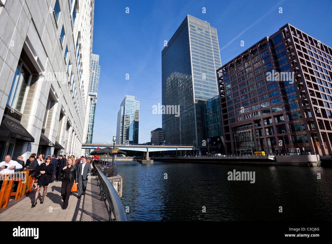 Stadtbild von der mittleren Dock in Canary Wharf, London, England, UK Stockfoto