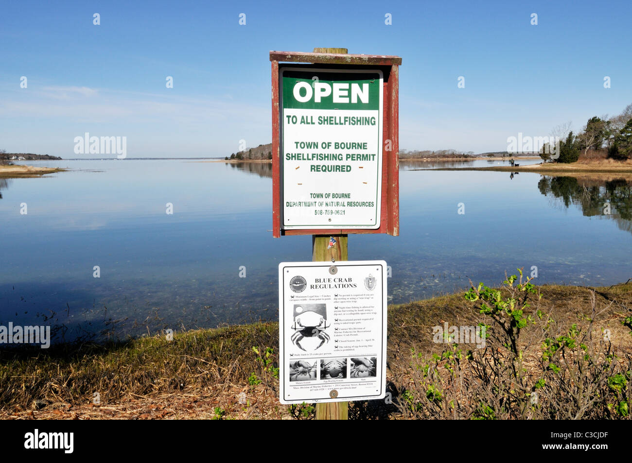 Offen für alle Wattfischen Zeichen und Bluecrab Vorschriften Zeichen am Rand der Ozeane in einem Cape Cod Hafen an einem ruhigen Tag gebucht. Stockfoto