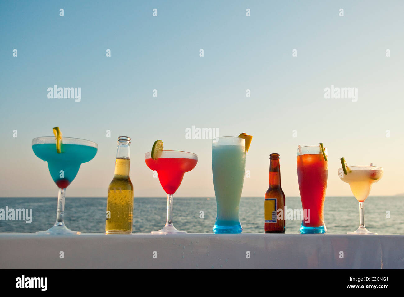 Reihe von Cocktails am Boot Schiene Stockfoto