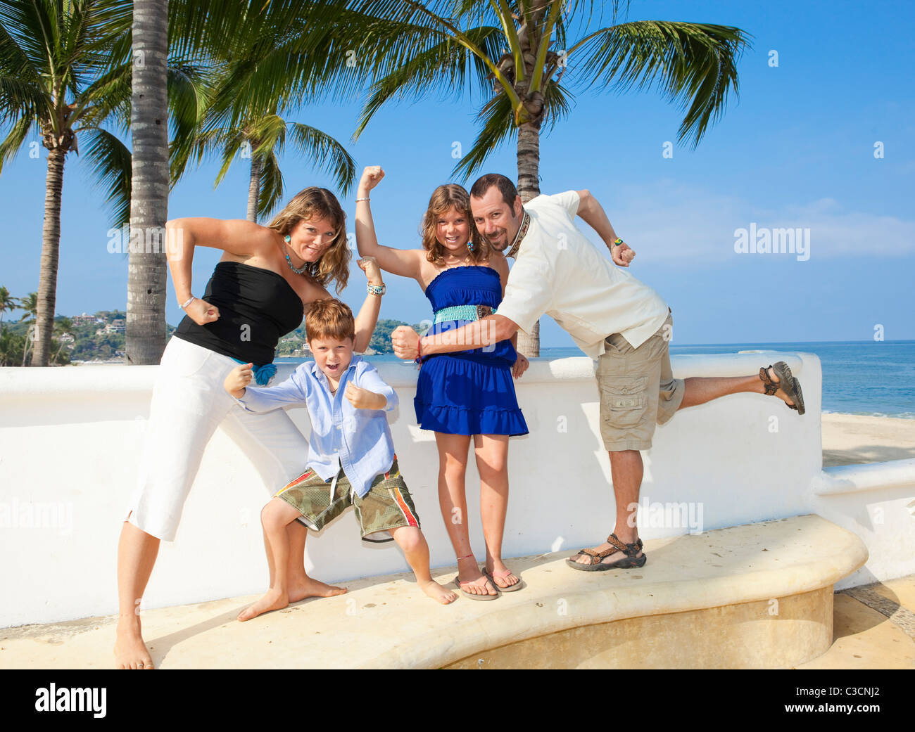 Familie posiert als Superhelden Stockfoto