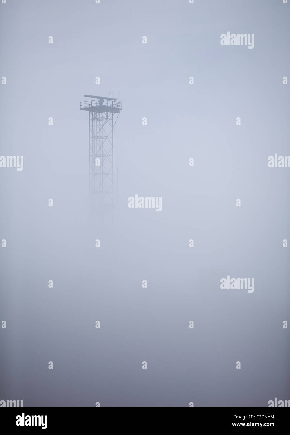 Radarturm Antenne in dichtem Nebel Stockfoto