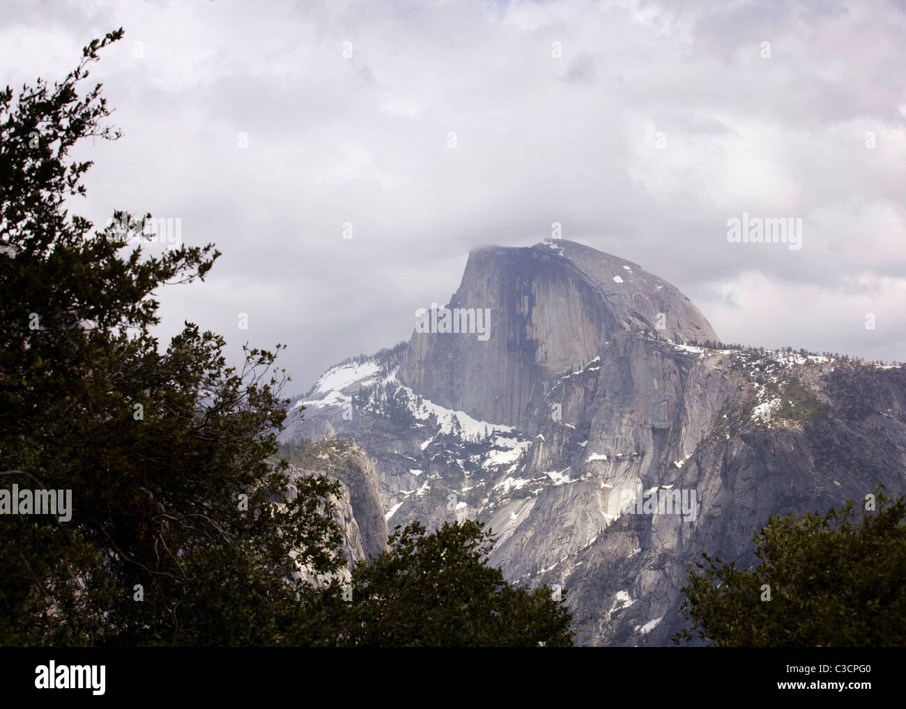 Die Yosemite Half Dome unter bewölktem Himmel Stockfoto