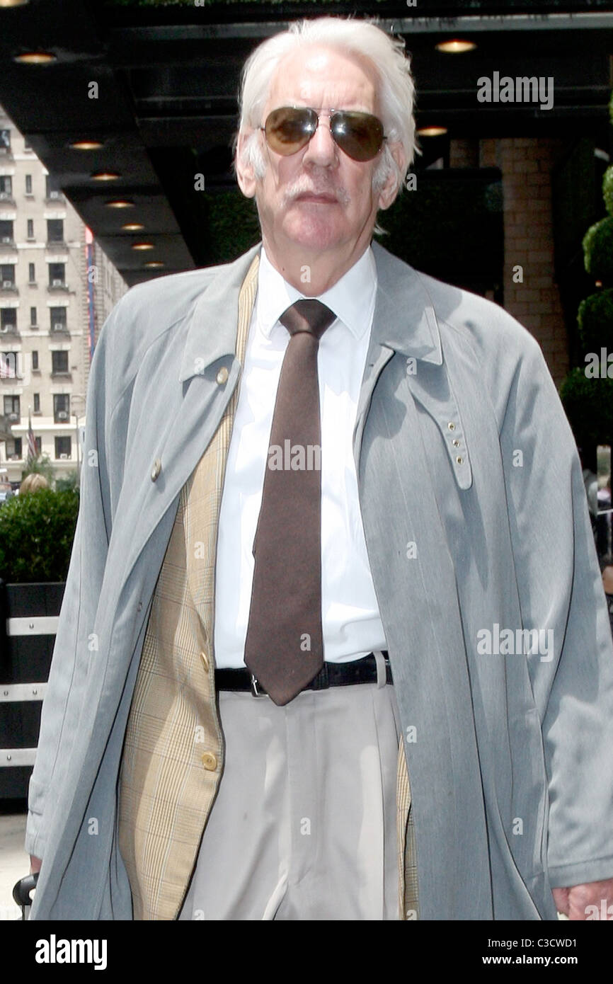 Donald Sutherland unterwegs in Manhattan während des Tragens ein Trenchcoat aus New York City, USA - 17.06.09 Stockfoto