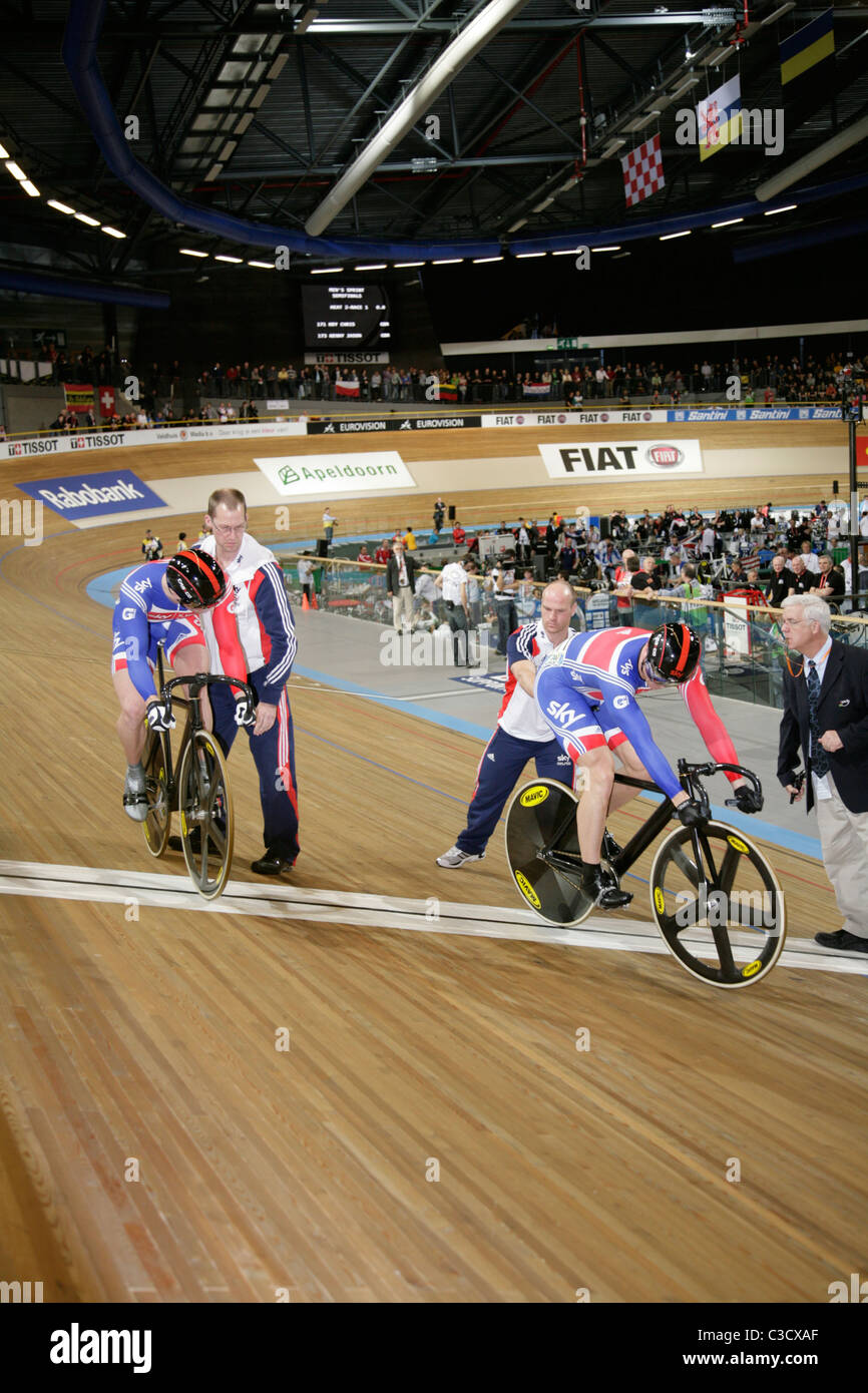 Sir Chris Hoy und Jason Kenny zu Beginn säumen Track Cycling Welt Meisterschaften Apeldoorn 2011 Kenny gewann Silber Stockfoto