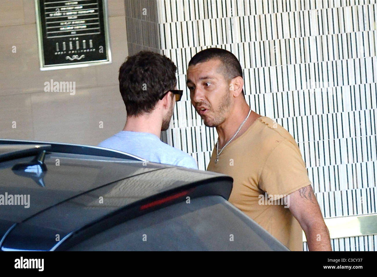 Justin Timberlake ist von einer aggressiven Paparazzi belästigt, als er bei seinem Hotel Los Angeles, Kalifornien - 14.07.09 ankommt Stockfoto