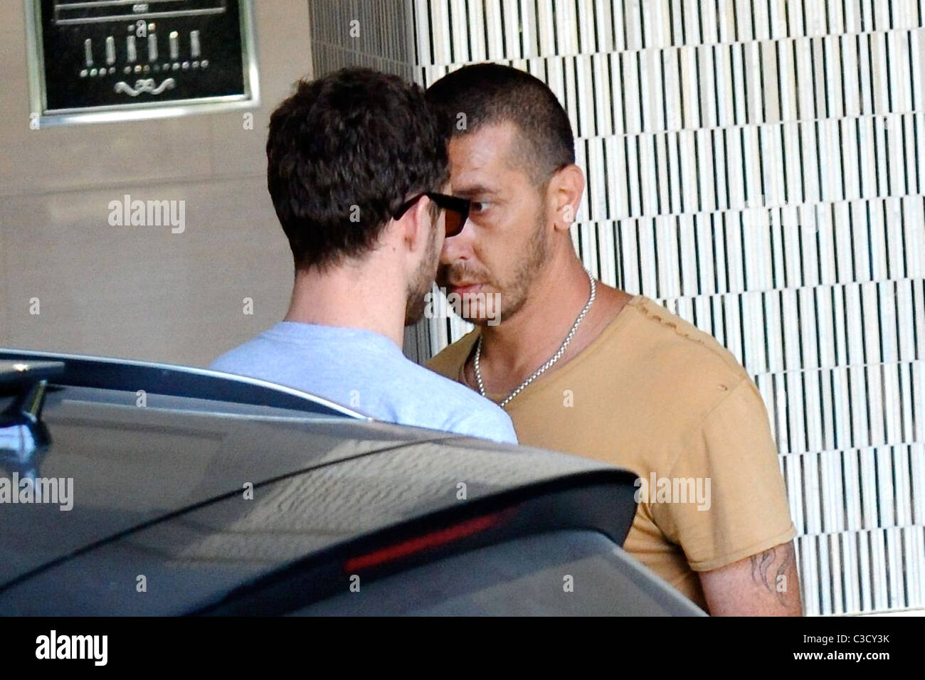 Justin Timberlake ist von einer aggressiven Paparazzi belästigt, als er bei seinem Hotel Los Angeles, Kalifornien - 14.07.09 ankommt Stockfoto