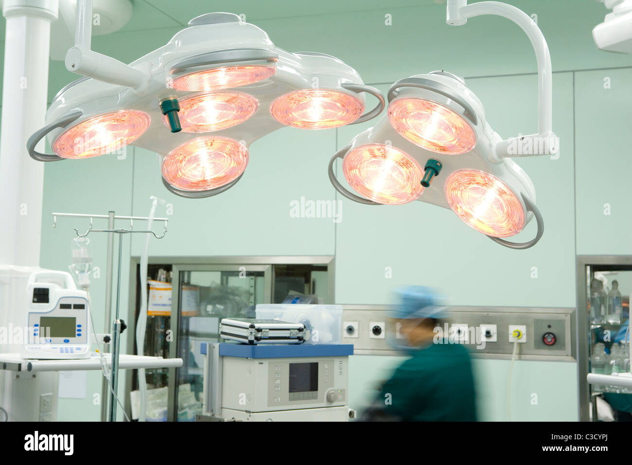 Medizinisches Personal zu Fuß durch OP-Saal Stockfoto