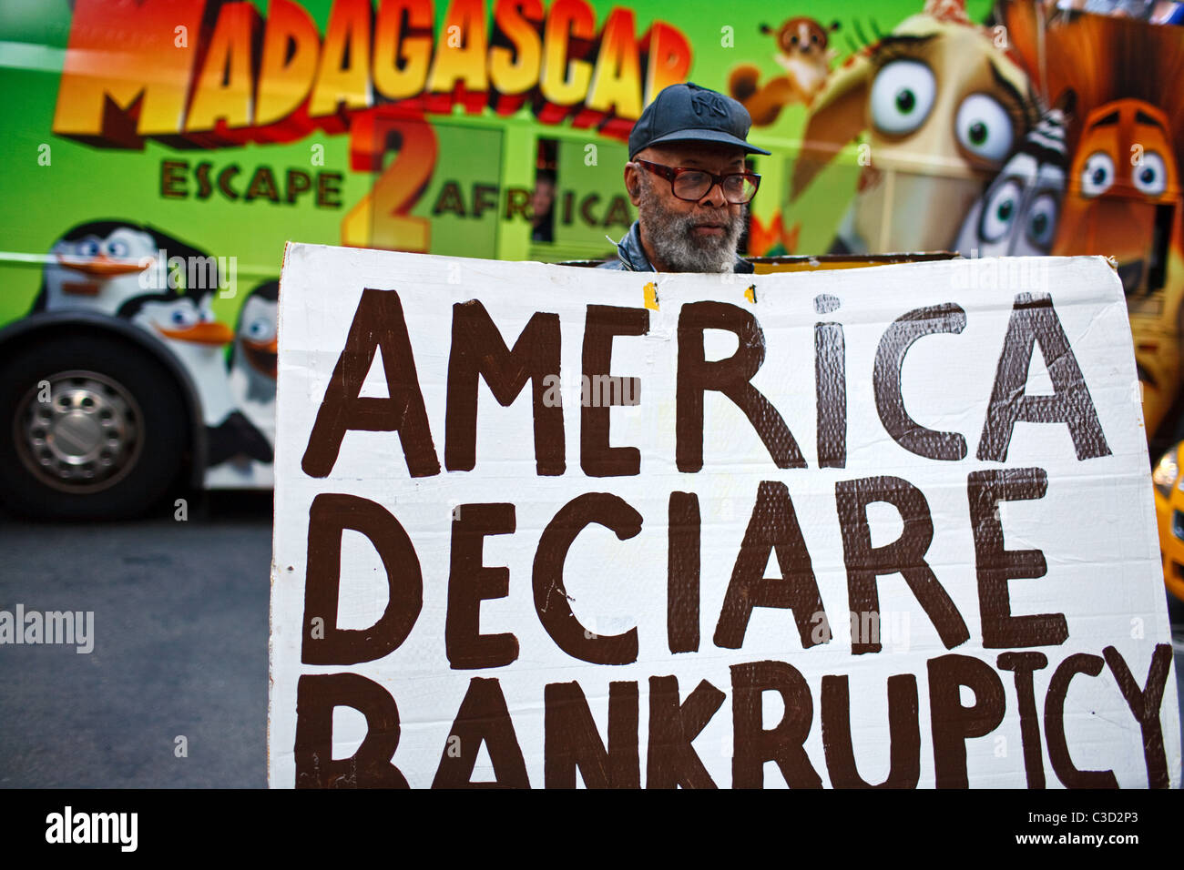 Ein Mann mit einem Banner sagen Amerika erklären Bankrott an der Wall Street im Financial District, New York, USA. Stockfoto