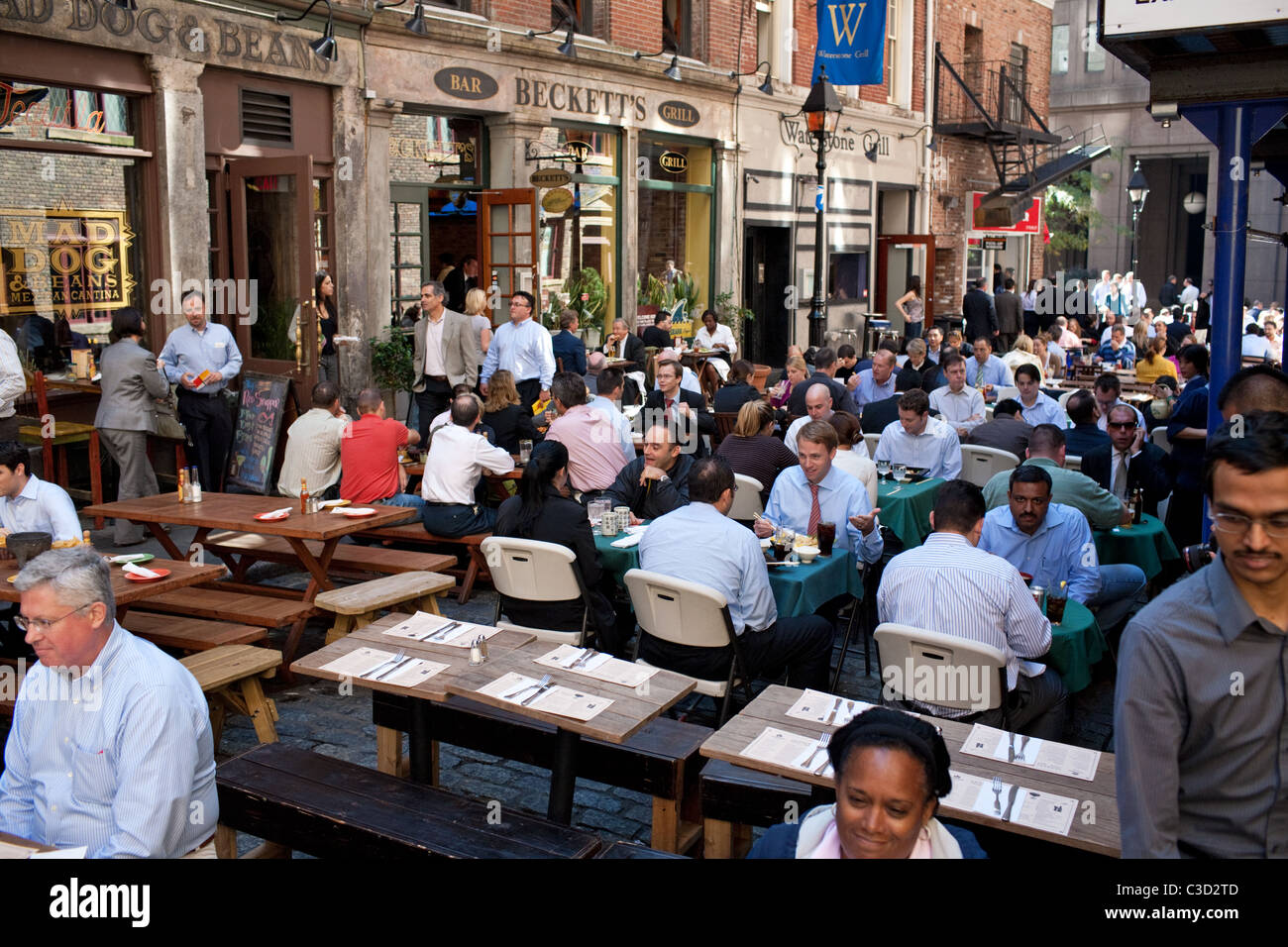 Menschen, die eine Mittagessen brechen in den Gartenrestaurants im Financial District, New York, USA. Stockfoto