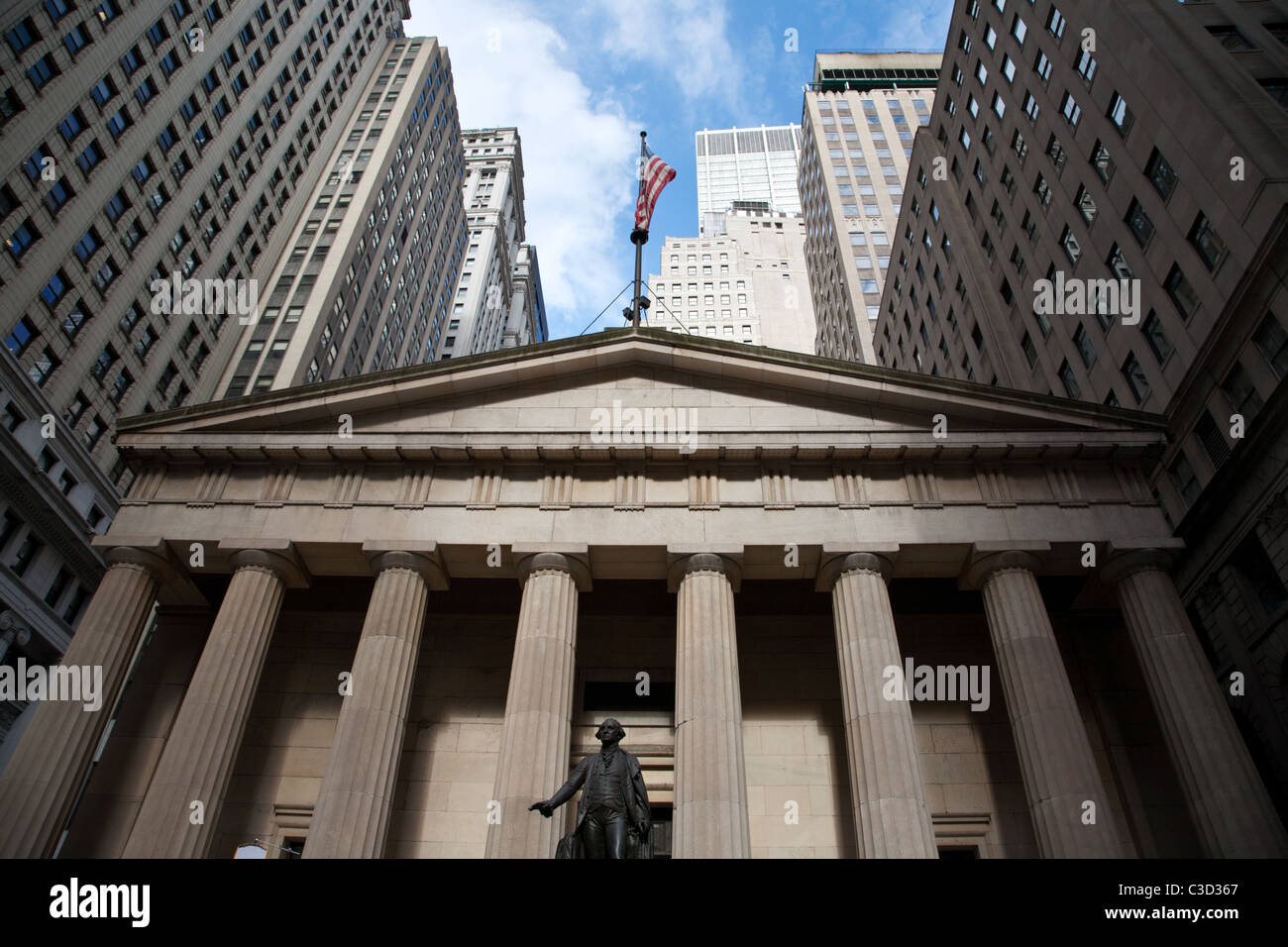 Statue von Washington vor der Federal Hall in den Financial District, New York, USA. Stockfoto