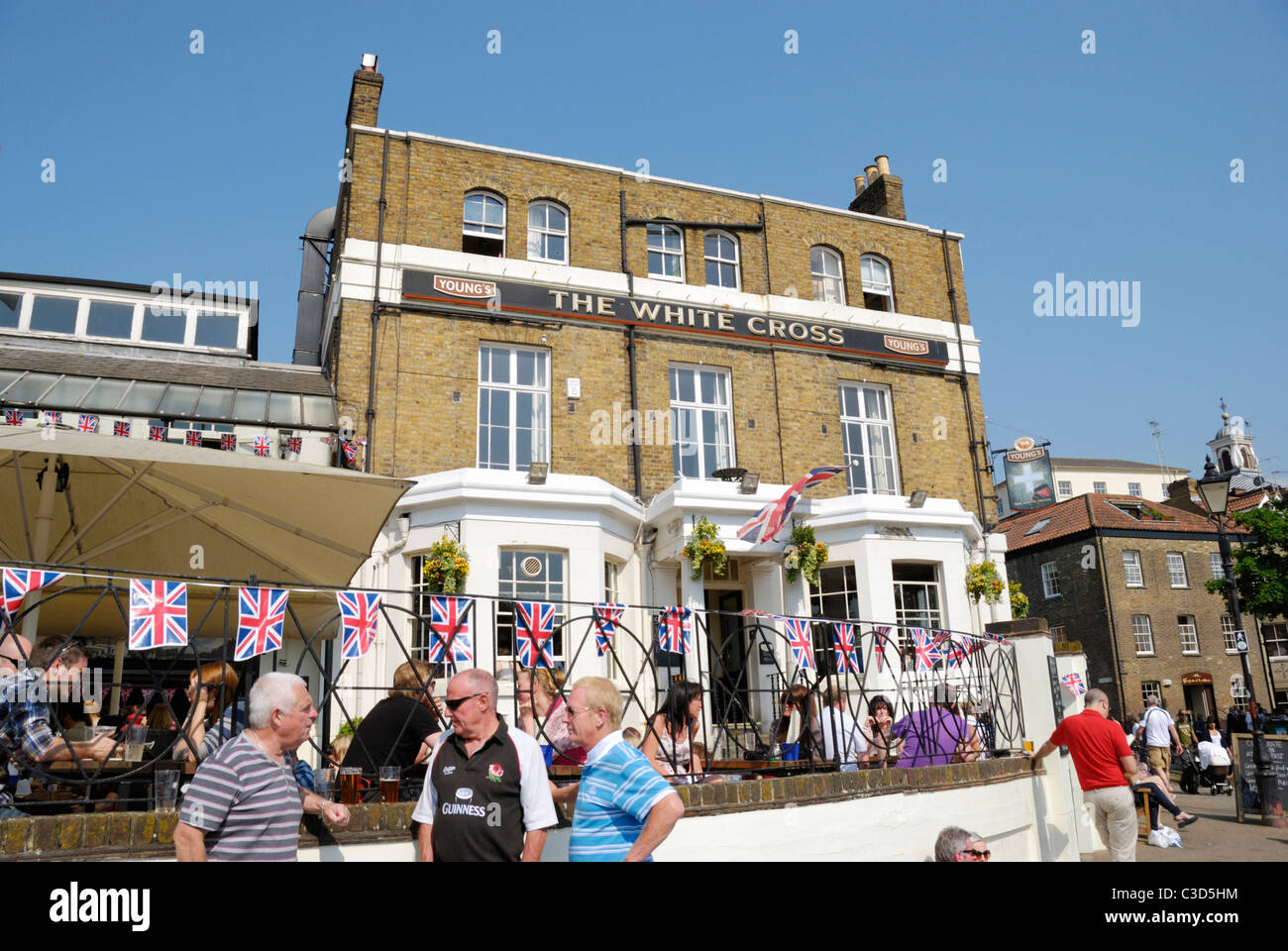 Drei Männer mittleren Alters vor dem weißen Kreuz Pub in Richmond, Surrey Stockfoto