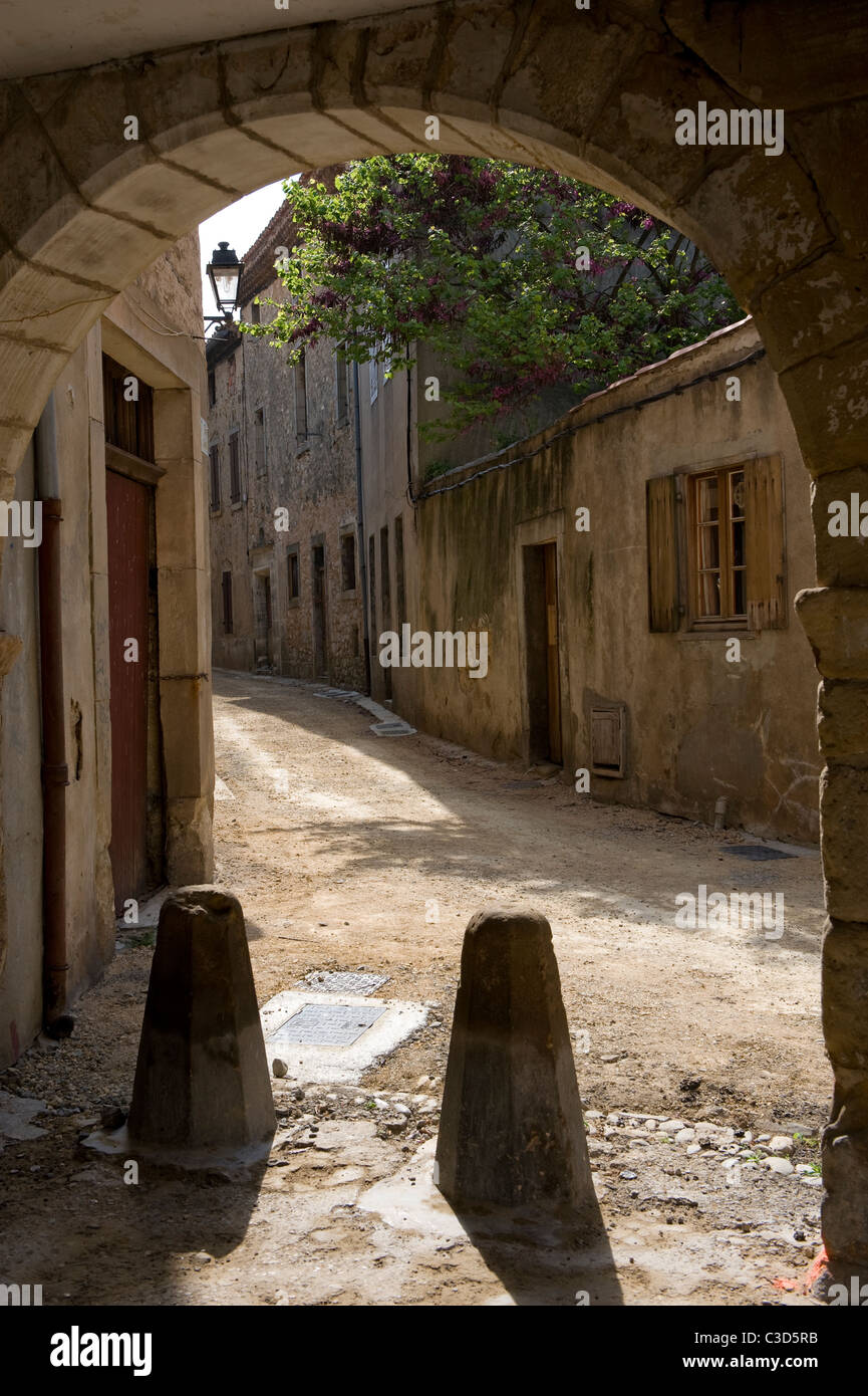 Eine Gasse in der mittelalterlichen Altstadt von Alet-les-Bains in den Corbières Berge der Aude in Occitanie Stockfoto