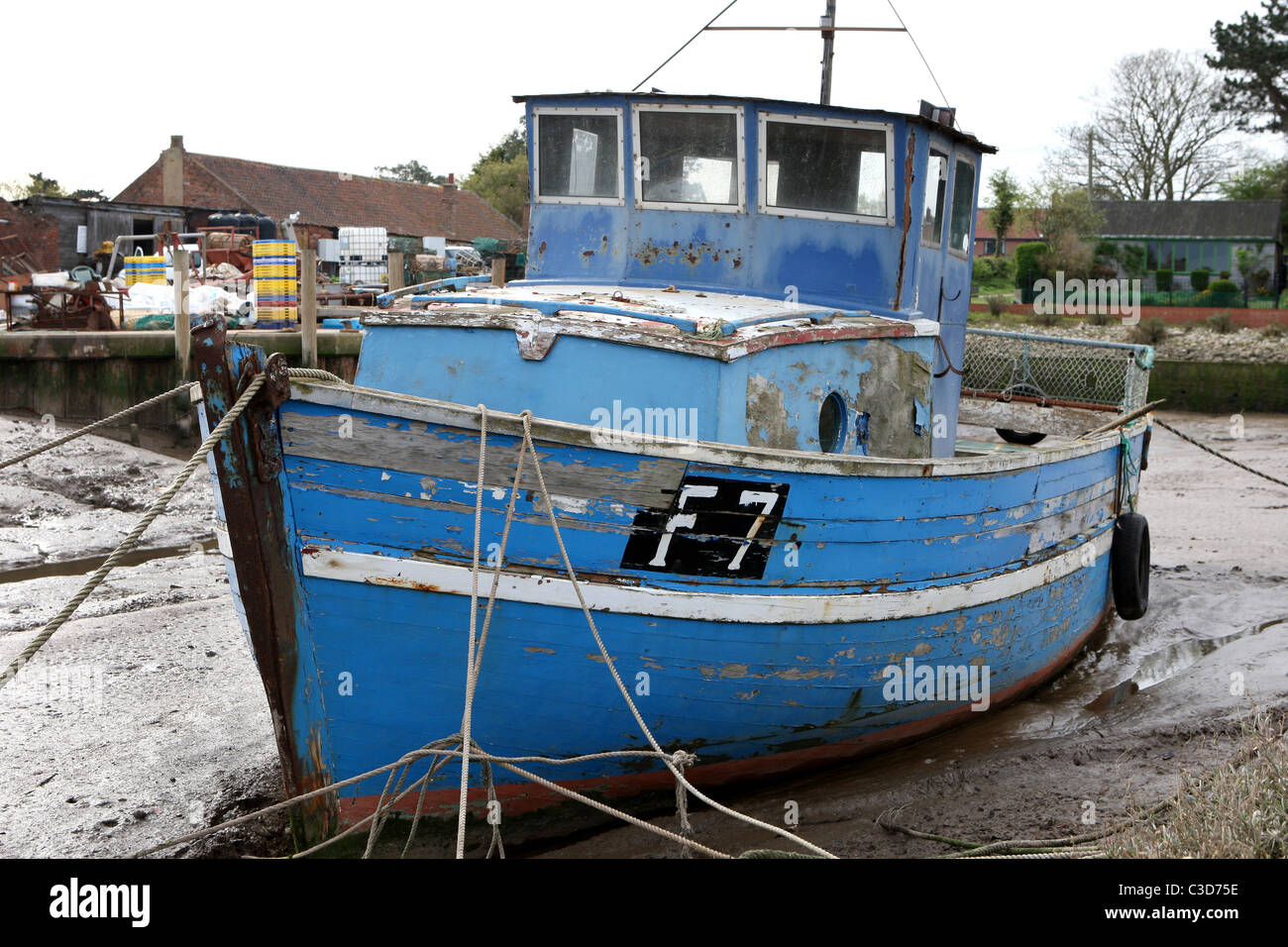 Ein alten blauen Fischerboot vertäut am Brancaster Staithe Norfolk Stockfoto