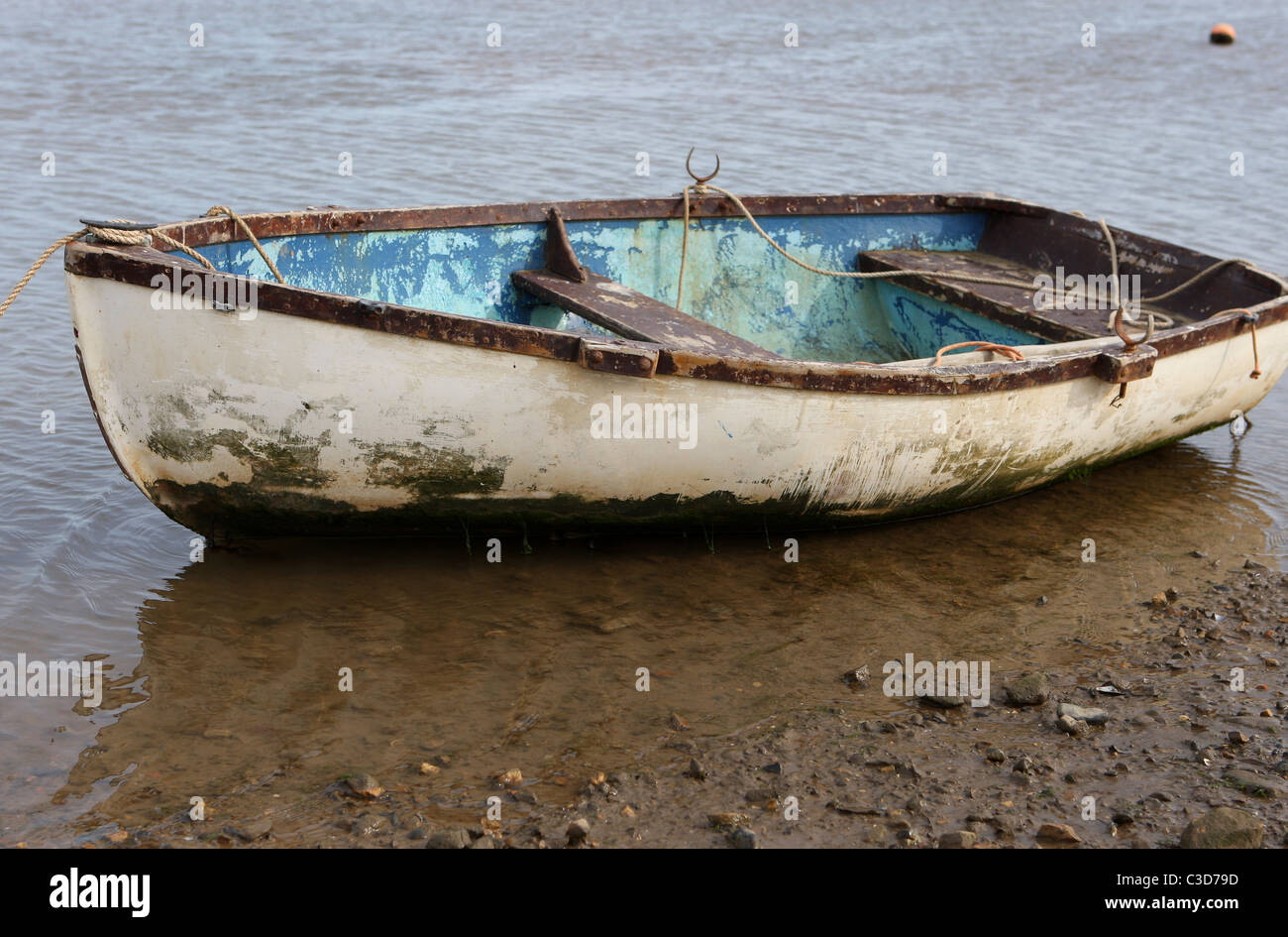 Ein altes Ruderboot am Brancaster Staithe Norfolk Stockfoto