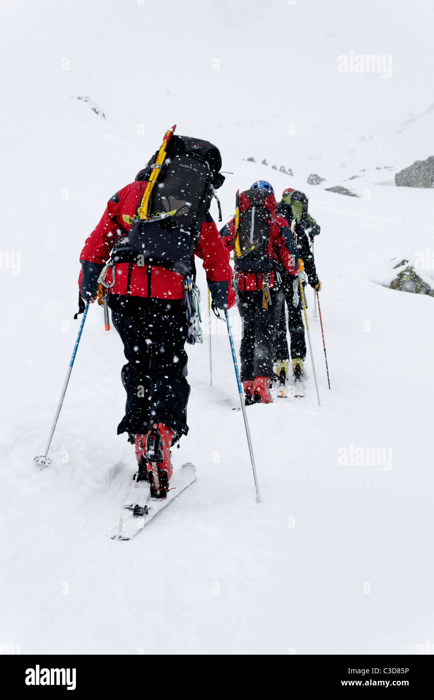 Skitourengeher nähert sich die Pas-de-Chevres, in der Nähe von Arolla in den Schweizer Alpen. Stockfoto